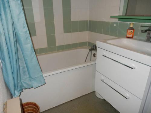 une salle de bain avec un lavabo et une baignoire et un lavabo dans l'établissement Appartement 5 pers avec piscine en bord de mer - FR-1-750-77, à Canet