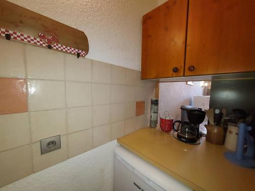 - une cuisine avec un comptoir et une cafetière dans l'établissement Studio divisible sur piste à Valmorel, proche commodités - FR-1-356-535, à Valmorel