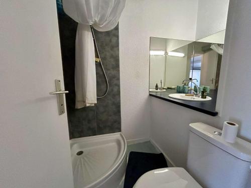une salle de bain avec des toilettes blanches et un lavabo dans l'établissement Maison cosy climatisée avec terrasse et parking privé - Cap d'Agde - FR-1-249-431, au Cap d'Agde