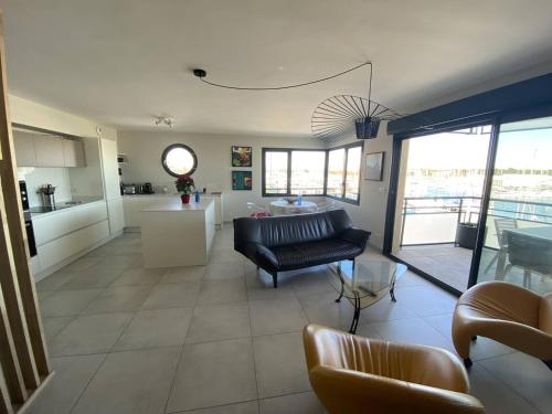 un grand salon avec un canapé et une table dans l'établissement Appartement de luxe 4 étoiles avec climatisation et parking à Canet-Plage - FR-1-750-74, à Canet