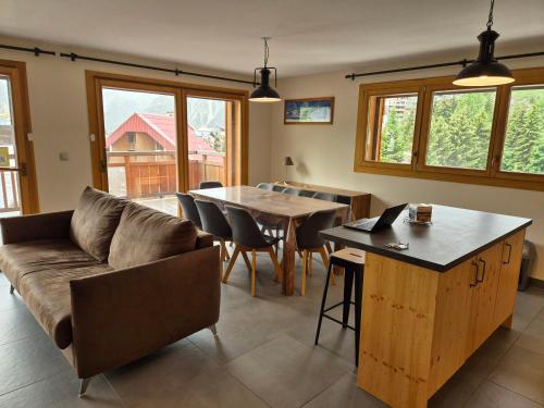 un salon avec un canapé et une table dans l'établissement Appartement lumineux, neuf, à 250m des pistes, animaux admis - FR-1-811-14, à Les Deux Alpes