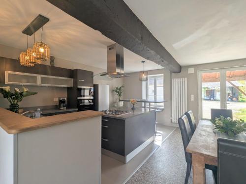 - une cuisine avec un comptoir et une table à manger dans l'établissement Gîte Rural au Cœur du Berry avec Terrasse et Chevaux Bienvenus - FR-1-591-733, à Paulnay
