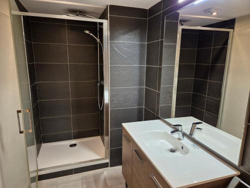 une salle de bain avec un lavabo et une douche dans l'établissement Appartement lumineux, neuf, à 250m des pistes, animaux admis - FR-1-811-14, à Les Deux Alpes