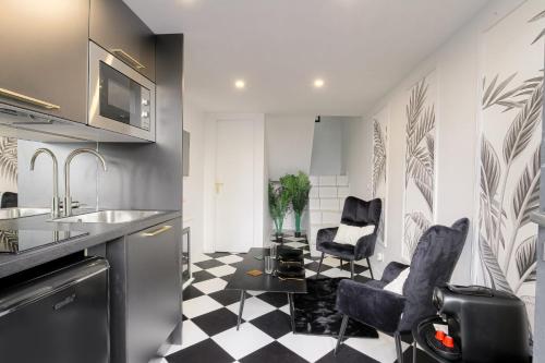 - une cuisine avec un sol en damier noir et blanc dans l'établissement Cosy et Design duplex Brotteaux - Masséna, à Lyon