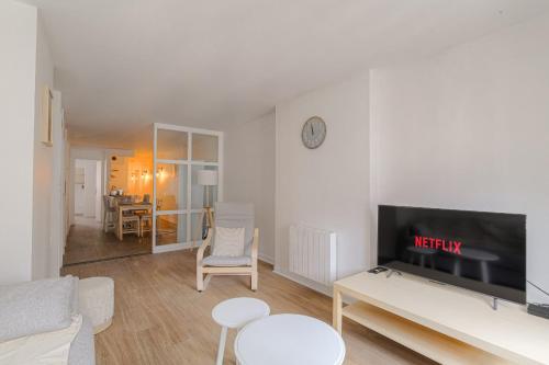 un salon avec une télévision à écran plat et un canapé dans l'établissement Spacieux et Charmant à Cordeliers, à Lyon