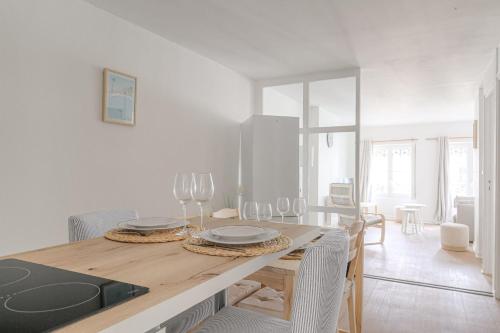 une cuisine et une salle à manger avec une table et des chaises dans l'établissement Spacieux et Charmant à Cordeliers, à Lyon
