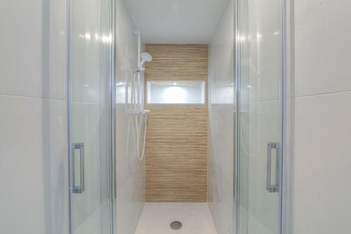 une salle de bain avec une douche avec une porte vitrée dans l'établissement Cosy et Chaleureux duplex Brotteaux - Masséna, à Lyon