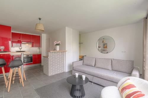 un salon avec un canapé et une cuisine dans l'établissement Cosy et Calme 7min métro Garibaldi, à Lyon