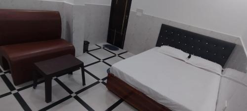 Postel nebo postele na pokoji v ubytování Hotel samriddhi palace