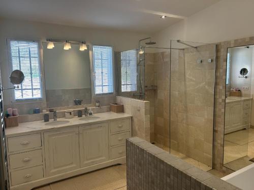 une grande salle de bain avec deux lavabos et une douche dans l'établissement Villa in Provence with Private Pool, à Draguignan