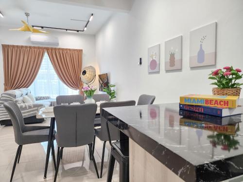 Posezení v ubytování Rawang Home near Aeon 15 Pax WIFI Game Smart TV