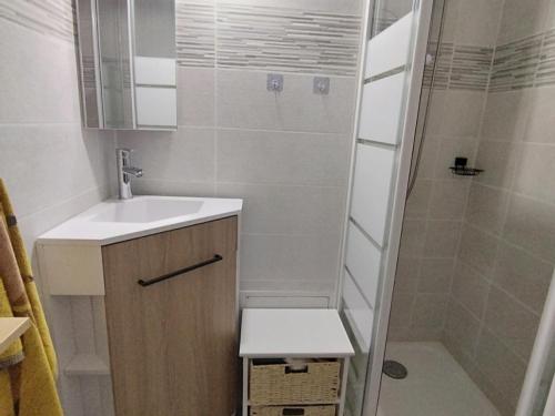 une petite salle de bain avec un lavabo et une douche dans l'établissement Appartement T3 pour 4 pers, près de la plage, parking privé - FR-1-795-61, à Narbonne