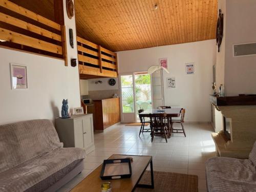 un salon avec un canapé et une table dans l'établissement Maison mitoyenne à Barbâtre près de la plage - 4 personnes - FR-1-823-149, à Barbâtre
