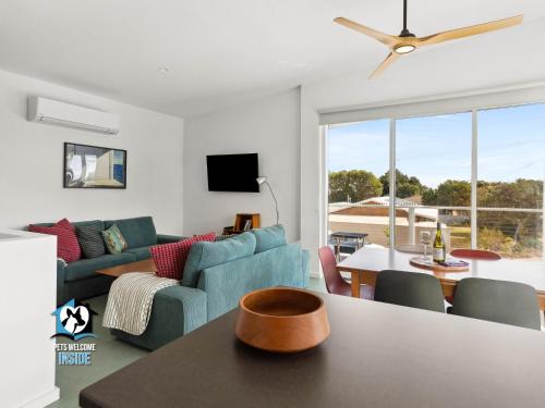 Televisyen dan/atau pusat hiburan di 3BR Retro Charm Beach House Getaway