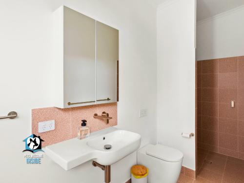Bilik mandi di 3BR Retro Charm Beach House Getaway