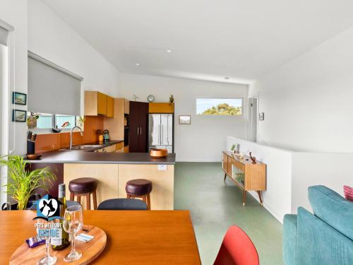 Dapur atau dapur kecil di 3BR Retro Charm Beach House Getaway
