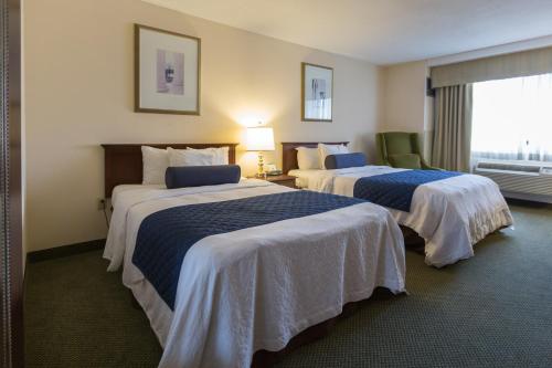 A bed or beds in a room at Capital Plaza Hotel