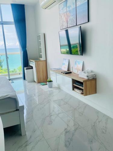 Una televisión o centro de entretenimiento en Dương Hằng- Ocean Vista Sealinks