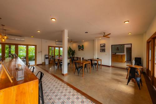 Χώρος καθιστικού στο Madilao Hotel