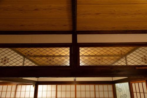 a stained glass window in a building with a ceiling at 期間限定連泊割-新幹線徒歩15分-空港車8分-田んぼに囲まれて暮らす自然に寄り添う静かな一棟貸切宿 in Hanamaki