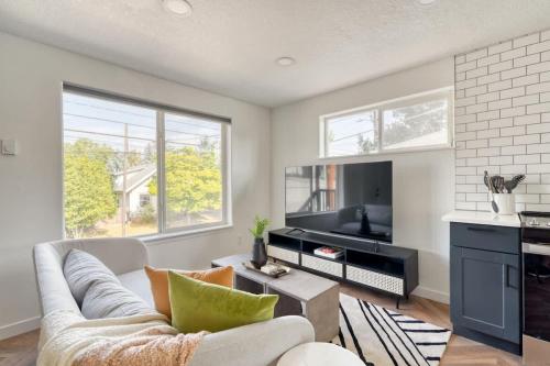 Μια τηλεόραση ή/και κέντρο ψυχαγωγίας στο Stay Portland Collection - The Perfect Artist's Retreat in Woodstock