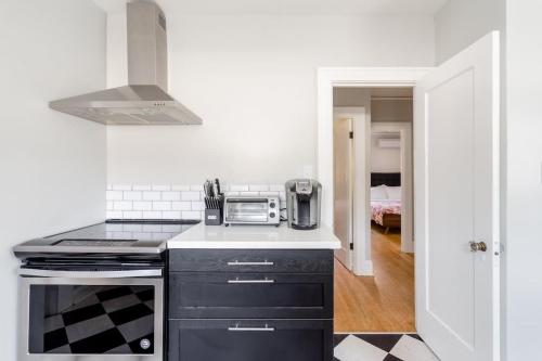 eine Küche mit Herd und Mikrowelle in der Unterkunft Stay Portland - Classic 1920s Alberta Four Bedroom Haven in Portland