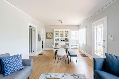 ein Wohnzimmer mit Sofa und Tisch in der Unterkunft Stay Portland - Classic 1920s Alberta Four Bedroom Haven in Portland