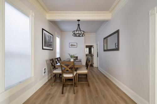 una sala da pranzo con tavolo e sedie di Stay Portland - Luxurious Alphabet District Home - 99 Walk Score a Portland