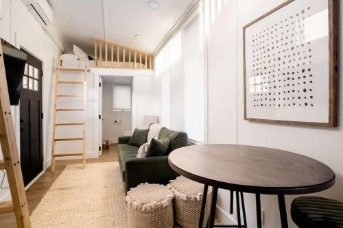 Χώρος καθιστικού στο Stay Portland - The Graffiti Alley Tiny House - Food, Art & Beer