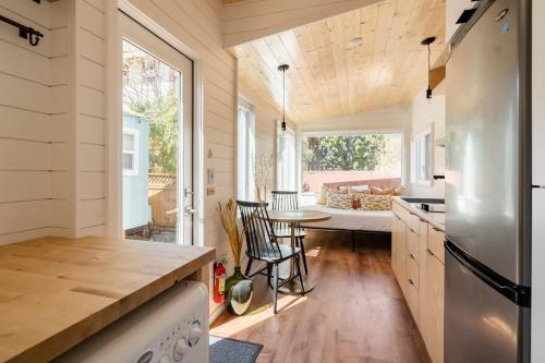 Kuchyň nebo kuchyňský kout v ubytování Stay Portland - Mesa Tiny House Oasis on Alberta