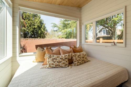 Postel nebo postele na pokoji v ubytování Stay Portland - Mesa Tiny House Oasis on Alberta