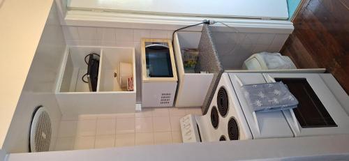 ein Modell eines Badezimmers mit einer Waschmaschine in der Unterkunft Coconut Cottage Christmas Island in Flying Fish Cove