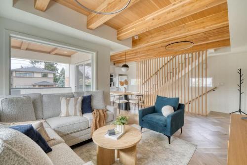 Χώρος καθιστικού στο Alberta Arts-tastic Townhouse - 91 WalkScore