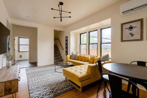 Χώρος καθιστικού στο Stay Portland - Fresh Farmhouse Remodel in SE Portland 96BikeScore