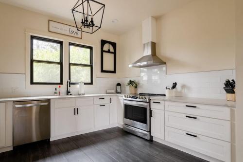 Η κουζίνα ή μικρή κουζίνα στο Stay Portland - Fresh Farmhouse Remodel in SE Portland 96BikeScore