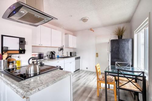 Dapur atau dapur kecil di Stay Portland - Spacious & Hip 1BR with All Access to NE Portland