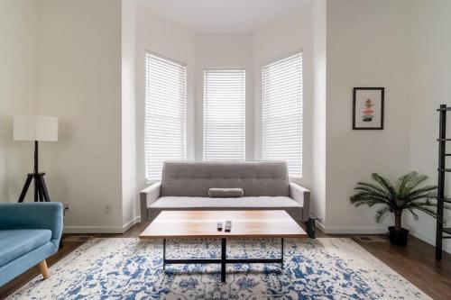 Χώρος καθιστικού στο Stay Portland - Spacious 4 bedroom home w two kitchens