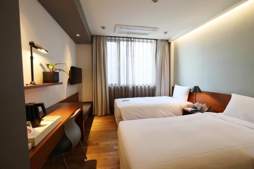 Postel nebo postele na pokoji v ubytování Seoul Hotel ShinShin Myeongdong