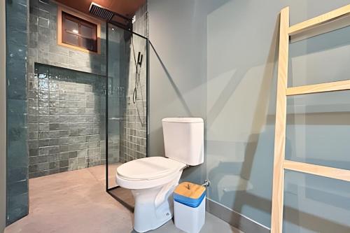 um banheiro com vaso sanitário e box de vidro em Casa Brisa do Vale - Lençóis - BA em Lençóis