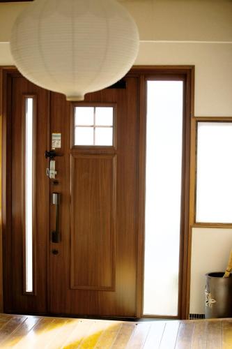 a room with a wooden door and a window at 期間限定連泊割-新幹線徒歩15分-空港車8分-田んぼに囲まれて暮らす自然に寄り添う静かな一棟貸切宿 in Hanamaki