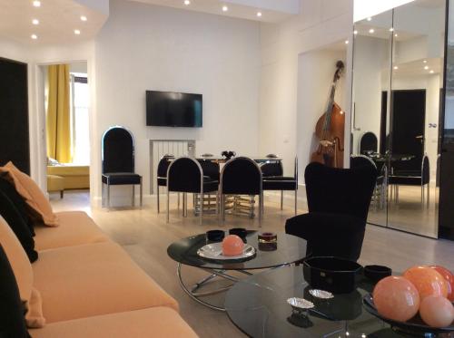 un salon avec un canapé et une table dans l'établissement BnButler - Broletto 39 - A few steps to the Duomo and La Scala, à Milan