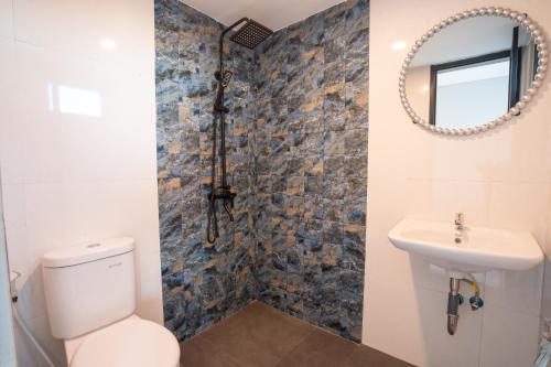 a bathroom with a toilet and a sink at Navee Studio Apartments Canggu in Munggu