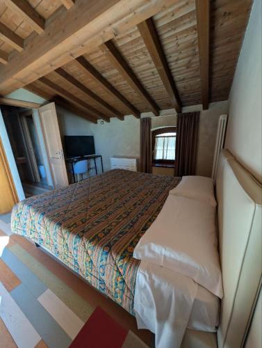 a bedroom with a large bed in a room at Casale Elisa Country Hotel in Ladispoli