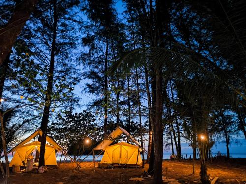 Φωτογραφία από το άλμπουμ του Seafari ECO Beach Camp and cafe food and drinks Ko Phra Thong σε Hin Kong