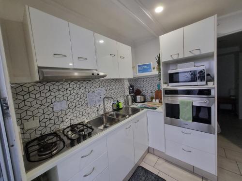 Kuchyň nebo kuchyňský kout v ubytování Small PET FRIENDLY Granny flat with paved courtyard
