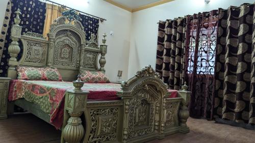 Postel nebo postele na pokoji v ubytování Kashmir cottage Dhani