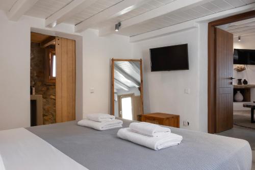 Katil atau katil-katil dalam bilik di Pure Mykonos Villa