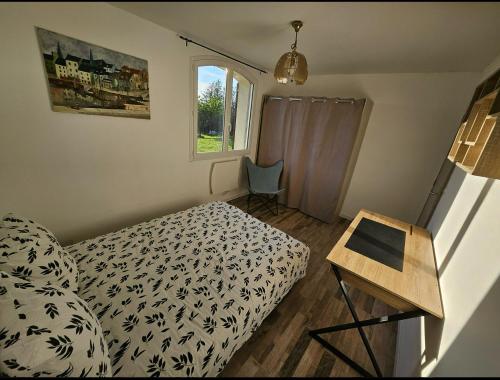 une chambre avec un lit, une chaise et une fenêtre dans l'établissement Le calme entre gorges du Verdon et Luberon, à Pierrevert