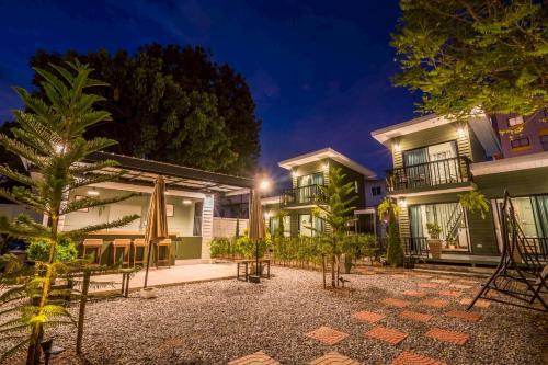an exterior view of a house at night at Green Garden House กรีนการ์เด้นเฮ้าส์ นครพนม in Nakhon Phanom