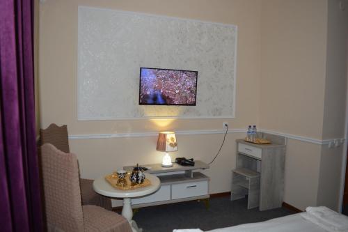 TV a/nebo společenská místnost v ubytování Aisha
